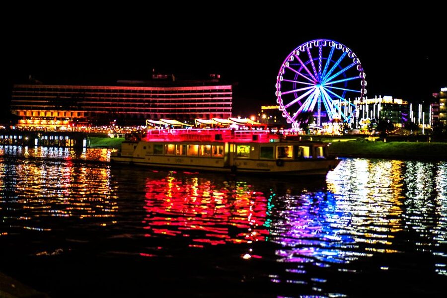 Krakow: Evening Cruise with a Glass of Wine - Sunset or full darkness?