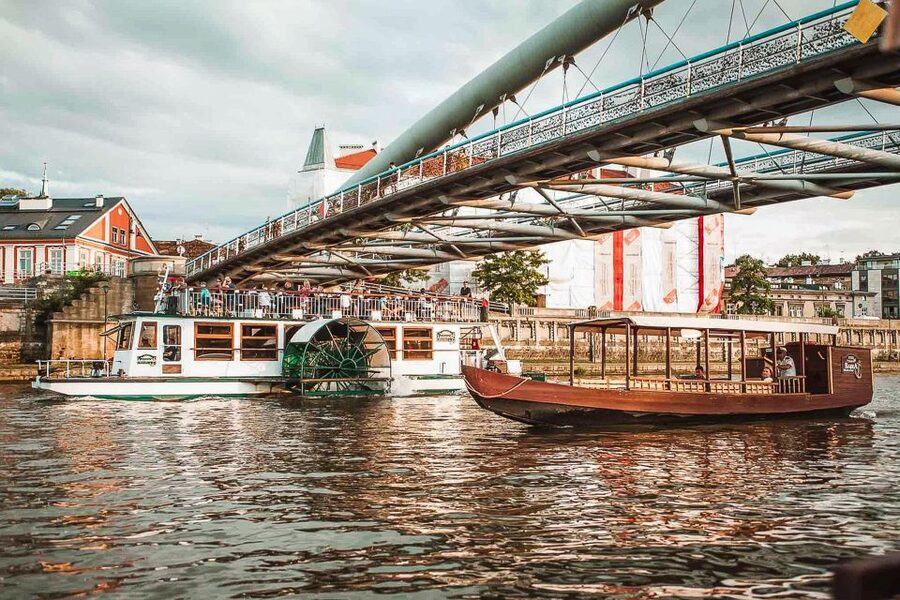 Krakow: Sightseeing Cruise by Vistula River - Manggha Museum and the bridges toward Kazimierz