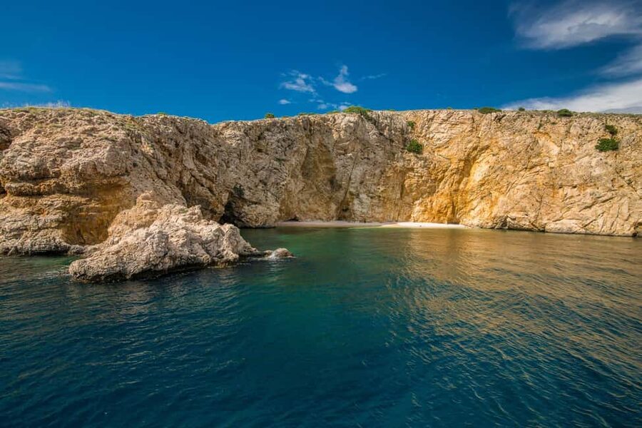 Krk: Golden Beach and Blue Cave Cruise with Welcome Drink - Plavnik Island and its white-headed griffon vultures