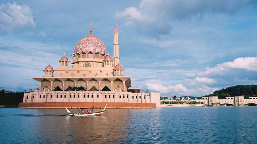 Kuala Lumpur: Putrajaya Tour with Traditional Boat Cruise - Why Putrajaya feels so different from Kuala Lumpur