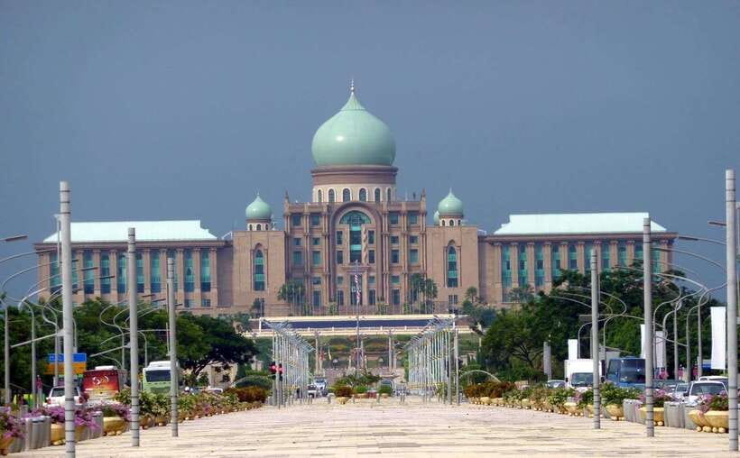 Kuala Lumpur: Putrajaya Tour with Traditional Boat Cruise - Palace of Justice and the government quarter