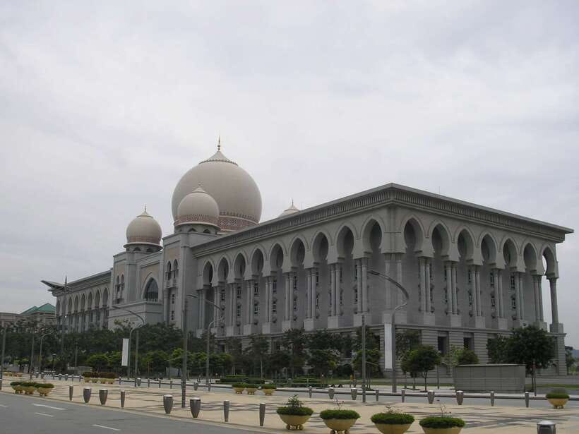 Kuala Lumpur: Putrajaya Tour with Traditional Boat Cruise - Seri Gemilang Bridge and the Convention Centre