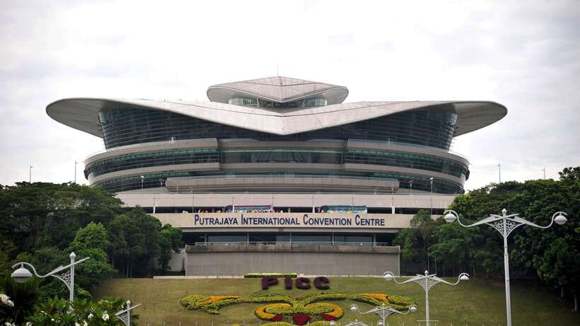 Kuala Lumpur: Putrajaya Tour with Traditional Boat Cruise - Timing, pickups, and the shared-tour question