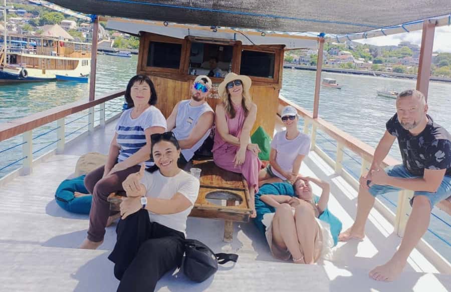 Labuan Bajo: 2D1N Komodo & Pink Beach Shared Boat Tour - Food, guides, and the social side