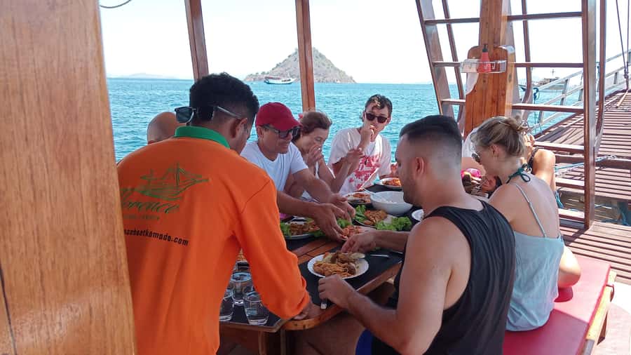 Labuan Bajo: 2D1N Komodo & Pink Beach Shared Boat Tour - Day one: Kelor, Manjarite, and Kalong Island