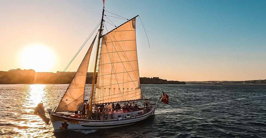 Lagos: Sunset Sail aboard a Traditional Boat with Prosecco - Along the Lagos Coast and Past the Grottoes