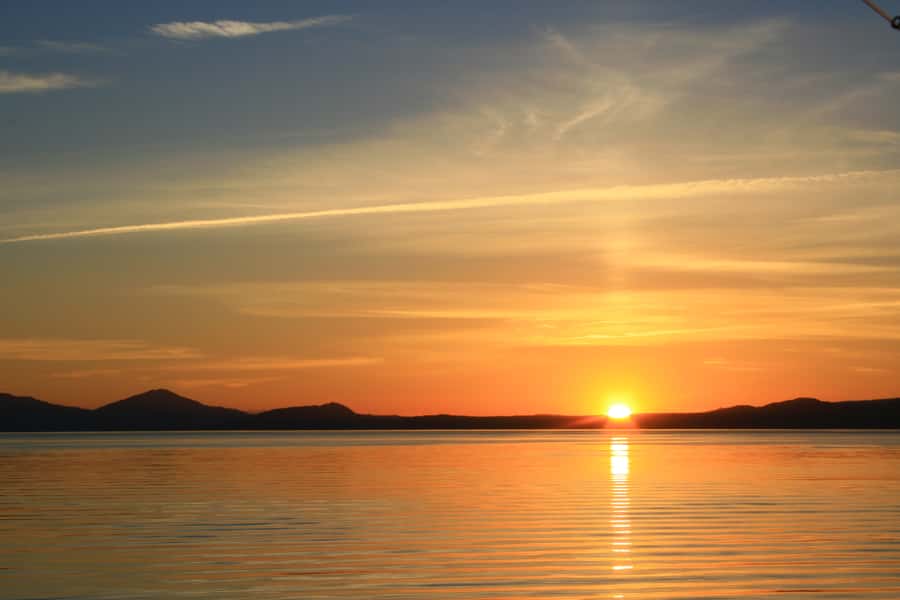 Lake Taupo: 1.5-Hour Maori Rock Carvings 5:00 PM Cruise - The boat, decks, and comfort