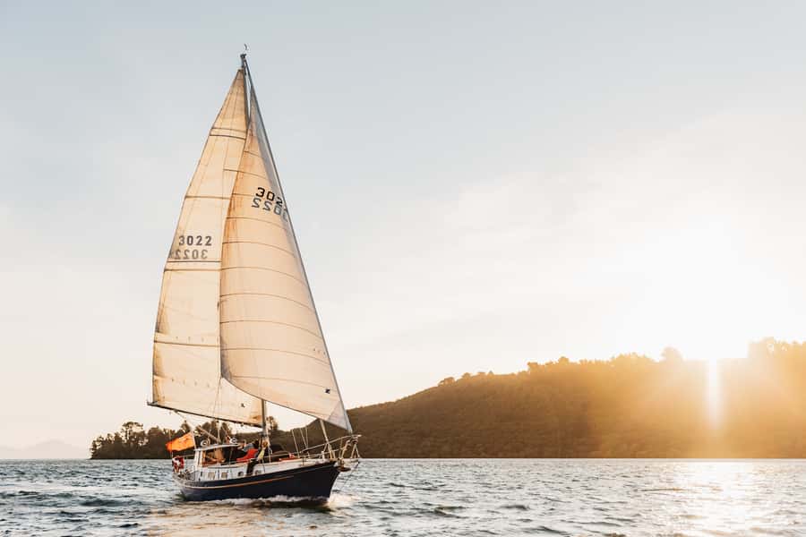 Lake Taupo: Classical Sailing to the Māori Rock Carvings - When a catamaran replaces the yacht