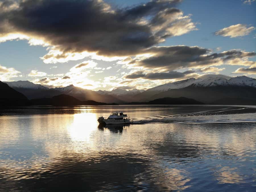 Lake Wanaka Happy Hour Cruise - What the one-hour itinerary feels like