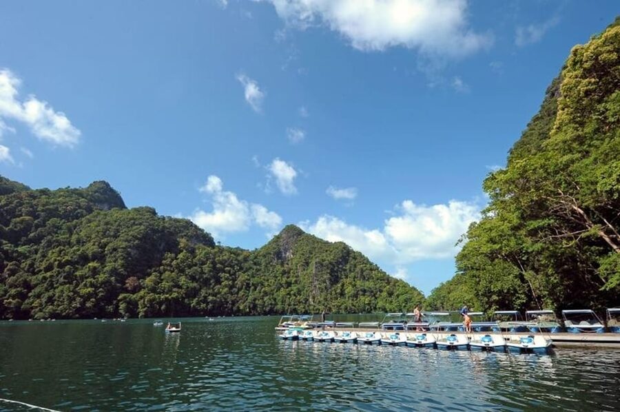 Langkawi: Island Hopping Shared Boat Tour - Singa Besar, eagle feeding, and fish at the water’s edge