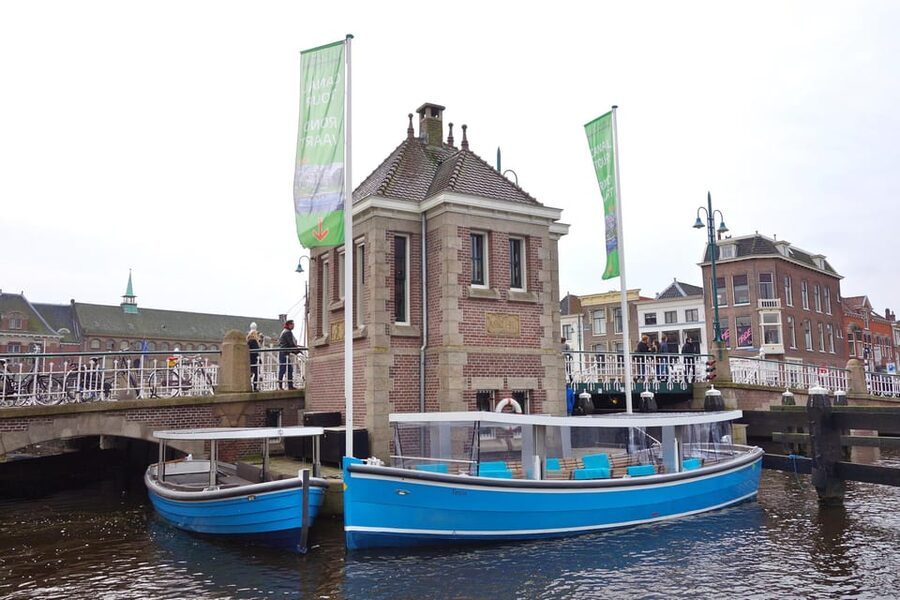 Leiden: Cruise through the Historic City Center with Guide - Passing Leiden’s bridges, parks, and terraces