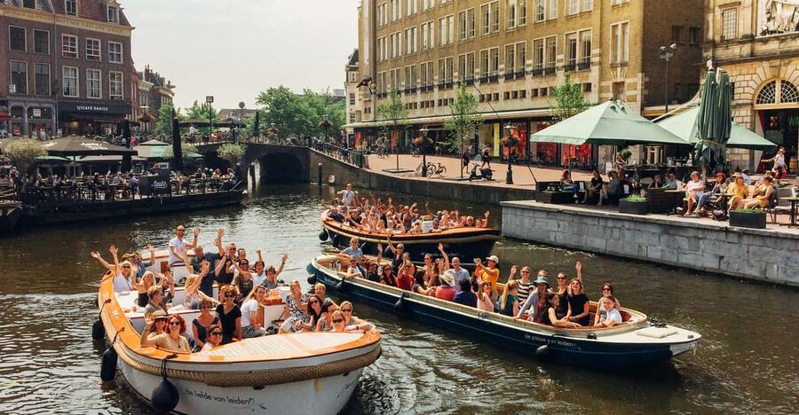 Leiden: Guided City Canal Cruise - Under Leiden’s 88 bridges