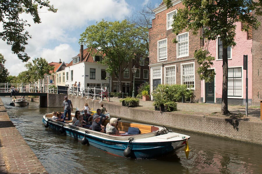 Leiden: Guided City Canal Cruise - Weather, comfort, and what to bring