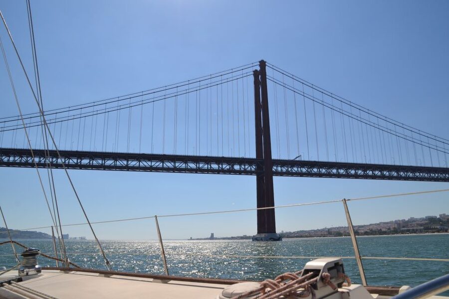 Lisbon: Champagne Sailing Tours - Commerce Square and Alfama from the river