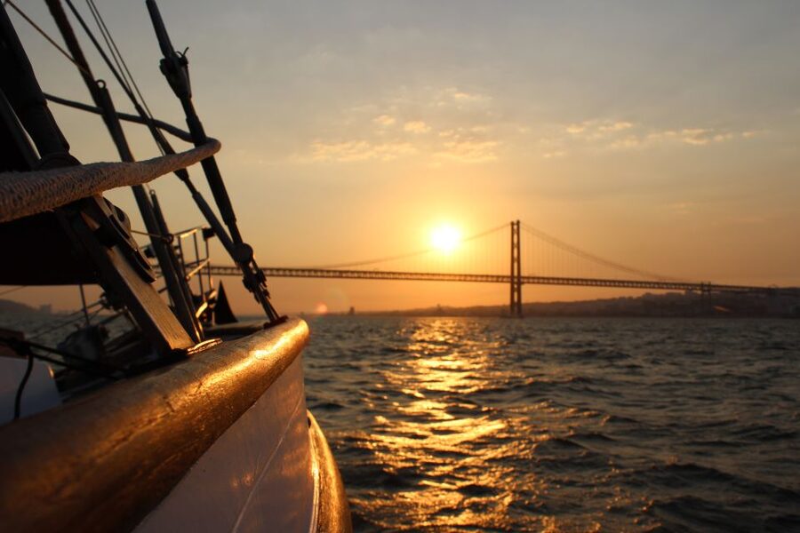 Lisbon: Daylight or Sunset on a Vintage Sailboat - São Jorge Castle from below