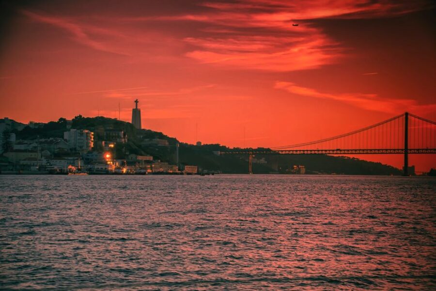 Lisbon: Sailboat Tour w/ Local Guide and Open Bar Green Wine - The Monument to the Discoveries and Belém Tower