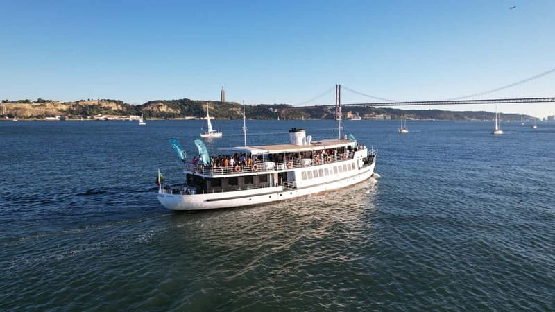 Lisbon: Sunset Boat Tour with Music and Drinks - Key points to know before you go