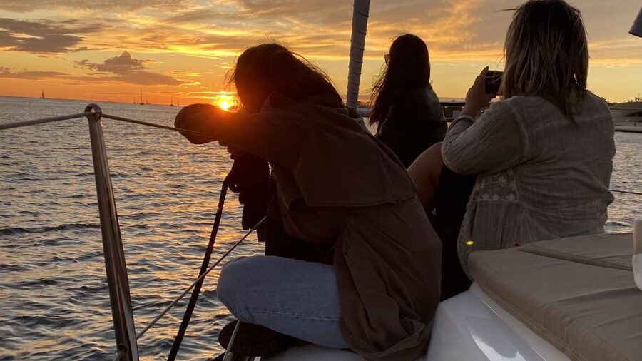 Lisbon: Sunset Cruise with Drinks - Alfama and São Jorge Castle from below