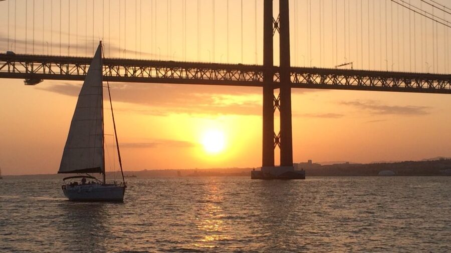 Lisbon: Sunset Cruise with Drinks - Cristo Rei and the sunset return