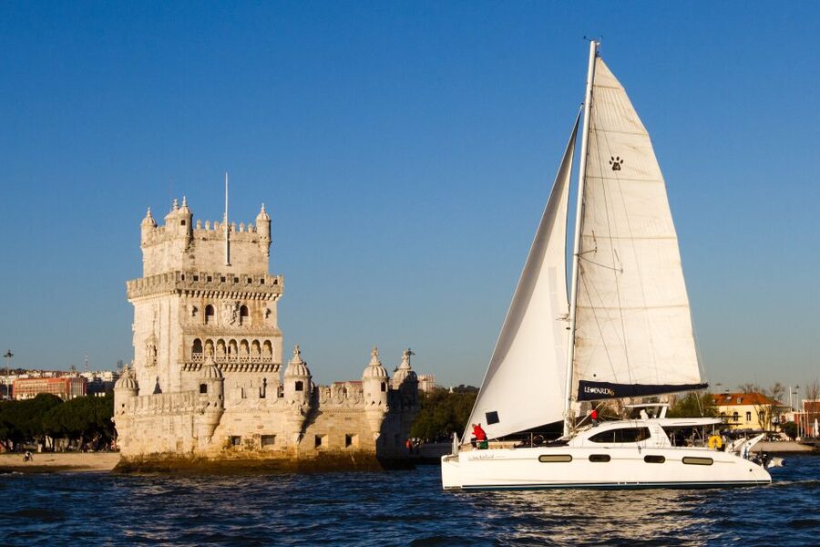 Lisbon: Sunset Cruise With Drinks on Spacious Yacht - Alfama and the National Pantheon from the river