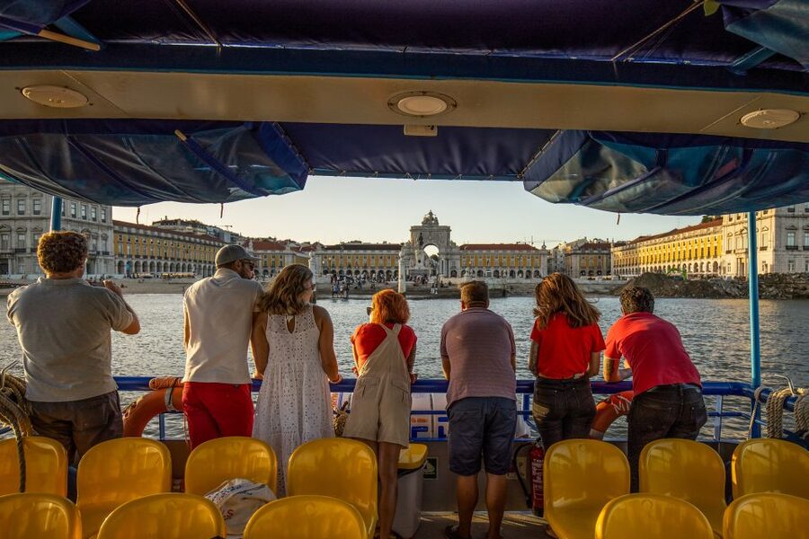 Lisbon: Sunset Cruise with Live DJ and Drinks - What the DJ adds to the ride