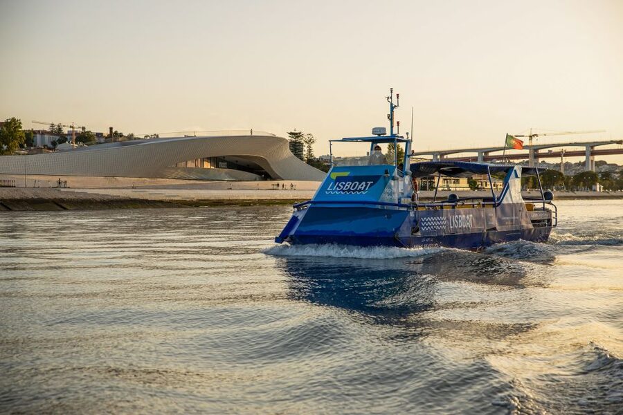 Lisbon: Sunset Cruise with Live DJ and Drinks - Meeting at Cais da Ribeira das Naus