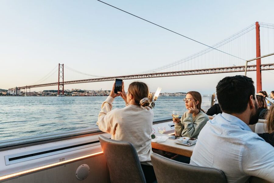 Lisbon: Sunset Cruise with Welcome Drink and Snacks - Why Lisbon’s sunset belongs on the Tagus