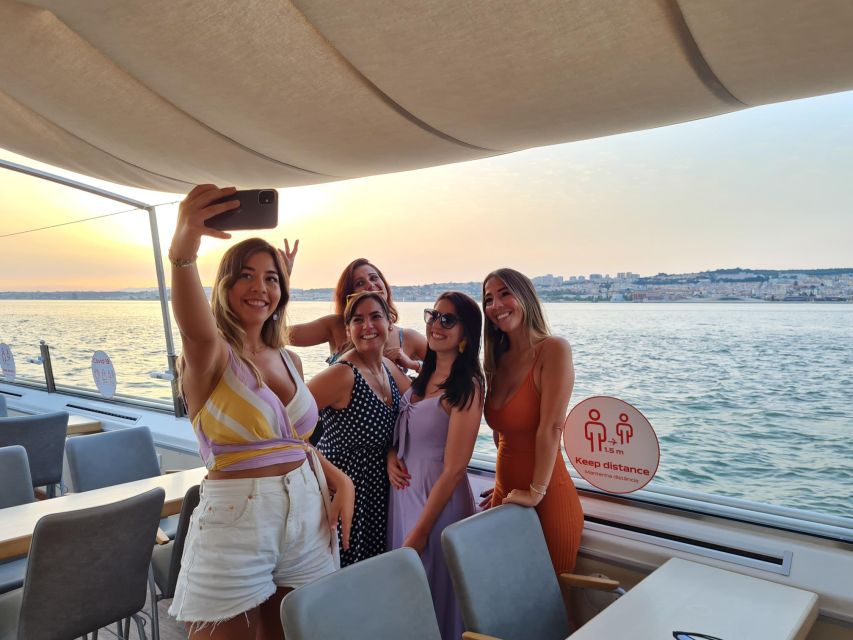 Lisbon: Sunset Cruise with Welcome Drink and Snacks - Starting at Sul e Sueste Station