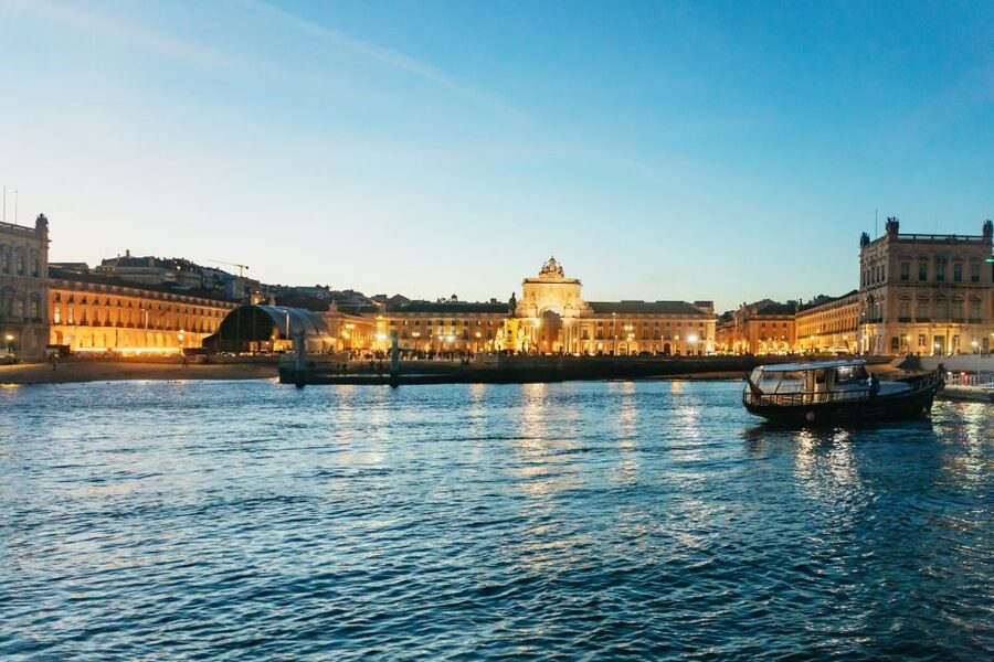 Lisbon: Sunset Cruise with Welcome Drink and Snacks - What the boat is like onboard
