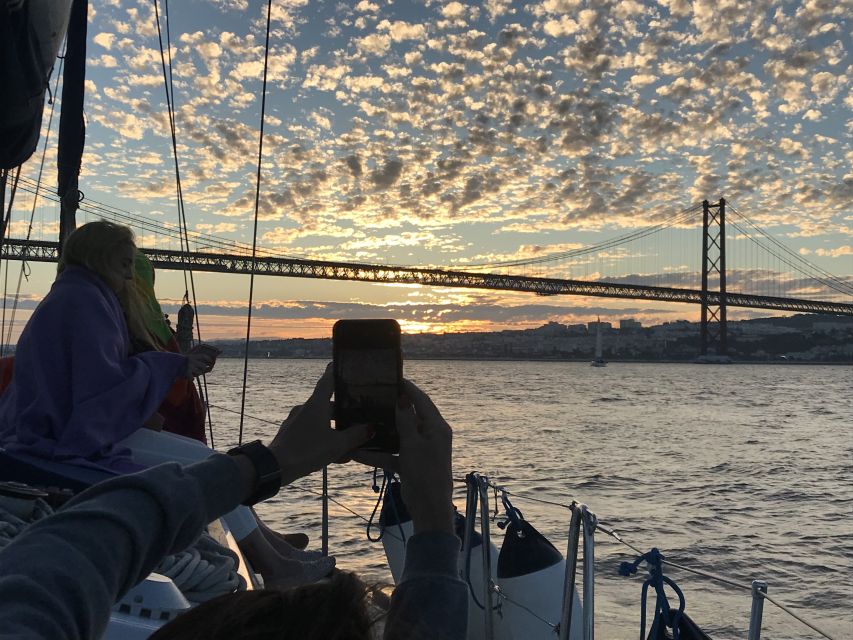 Lisbon: Sunset Sailing Cruise with Wine - How the two hours usually feel