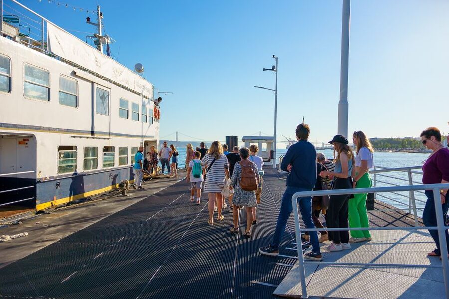 Lisbon: Tagus River Cruise with Welcome Drink - Christ the King across the Tagus