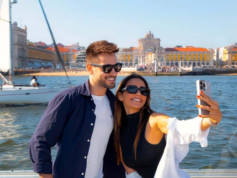 Lisbon: Tejo River Sightseeing Cruise - Passing beneath the 25 de Abril Bridge