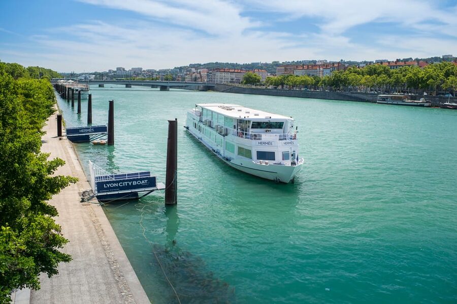 Lyon 2.5-Hour Lunch Cruise - Understanding the commentary and audio guide