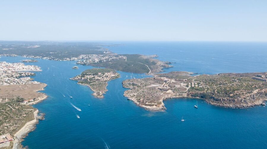 Mahon: Harbor Boat Tour with Underwater Viewing & Commentary - Comfort, families, and the pace of the trip