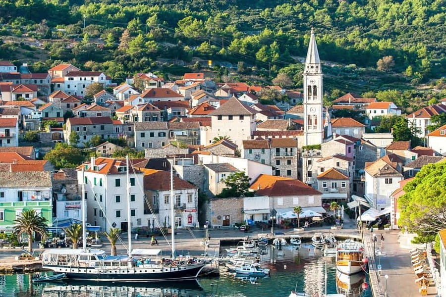 Makarska: 3-Island Speedboat Tour with Cave and Blue Lagoon - Jelsa gives you a change of pace