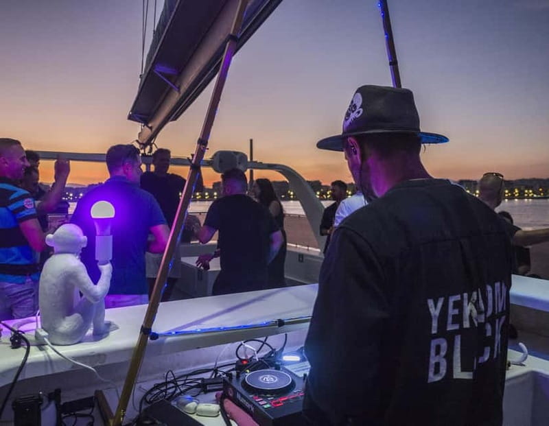 Malaga: Catamaran Sunset or Night Cruise w/ Live DJ & Drink - Key points at a glance