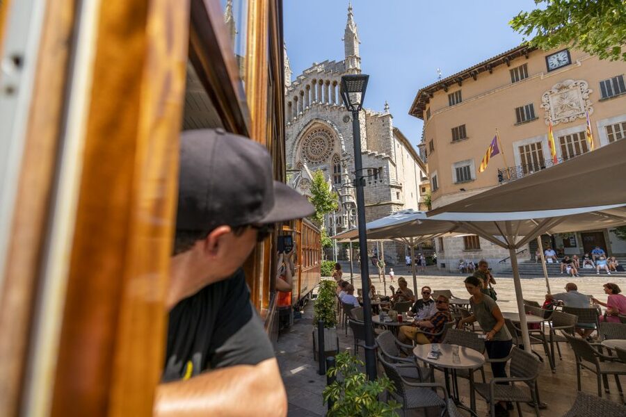 Mallorca: Island Tour with Boat, Tram & Train from the South - Guides, languages, and the group experience