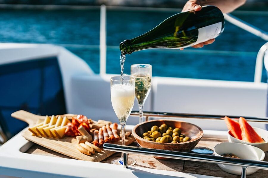 Mallorca: Midday or Sunset Sailing with Snacks and Open Bar - Meeting the yacht at Club de Mar