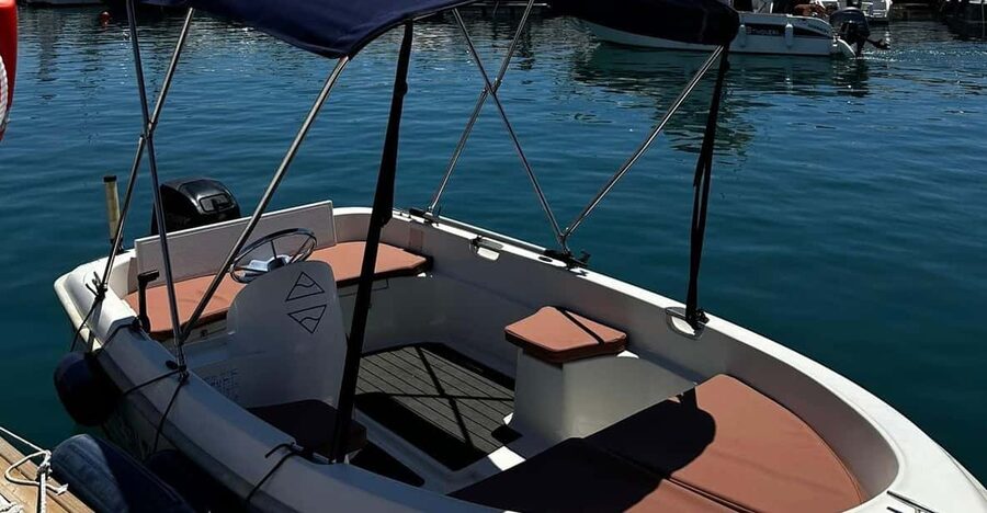 Marbella: Puerto Banús Boat Rental with No License Needed - Music, swimming, and the boat-access-only bar