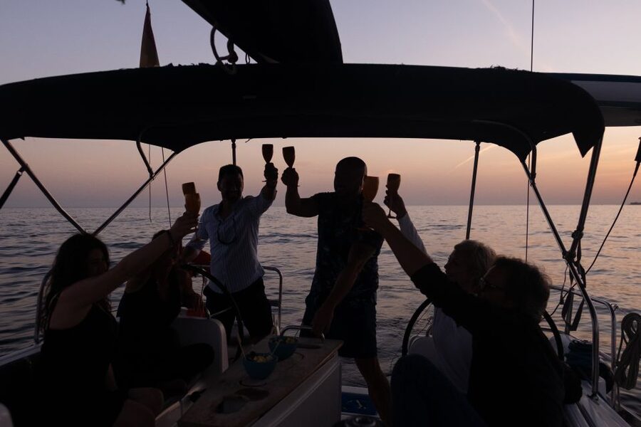 Marbella: Sunset Sailing Trip with Drinks and Snacks - Choosing between a private boat and a shared cruise
