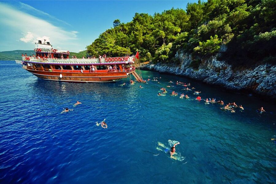 Marmaris: Boat Trip with Unlimited Drinks and BBQ Lunch - Aquarium Bay and the first swim