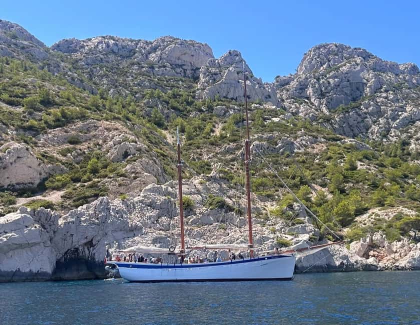 Marseille: Calanques Sailing Cruise with Lunch and Wine - The crew and language arrangements