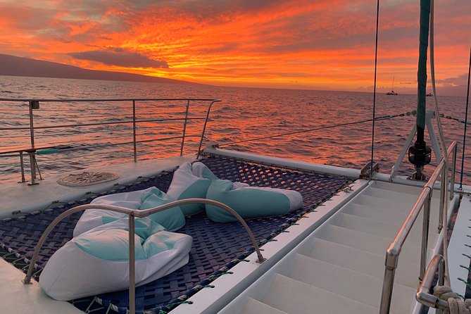 Maui: Original Sunset Cruise with Open Bar from Ka’anapali Beach - The first drink and the first look west