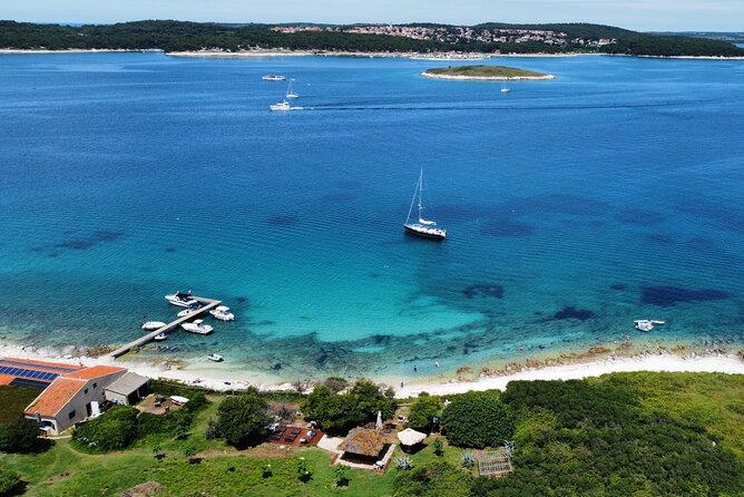 Medulin -Kamenjak 5h boat trip with lunch & drinks on Sandra Boat - Lunch served while the boat keeps moving