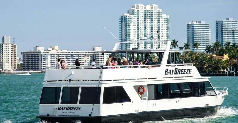 Miami: Biscayne Bay Millionaire's Homes Sightseeing Cruise - Downtown Miami and the Freedom Tower from the bay