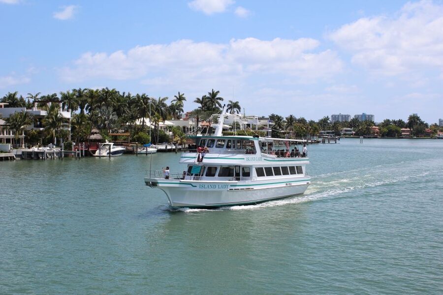 Miami: The Original Millionaire’s Row Cruise - Bayside Marketplace and the first minutes aboard