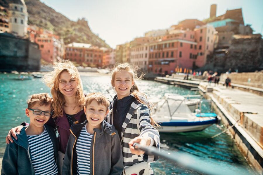 Milan: Cinque Terre Full-Day Guided Trip With Cruise - What the guide adds to a large-group day