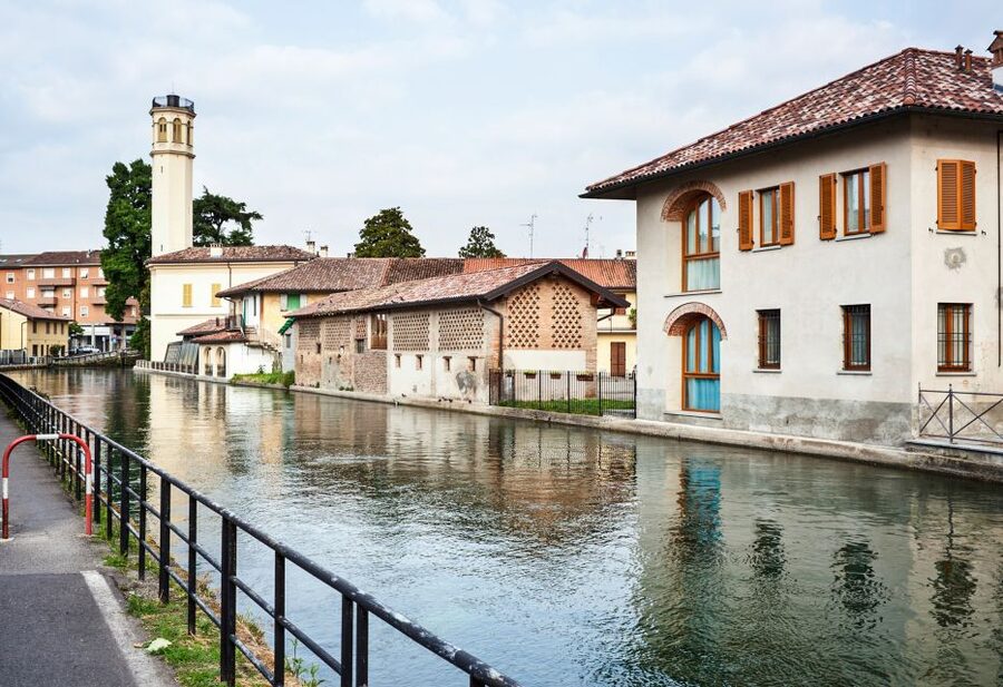Milan: Navigli District Canal Boat Tour with Aperitivo - Cruising past Milan’s old railing houses