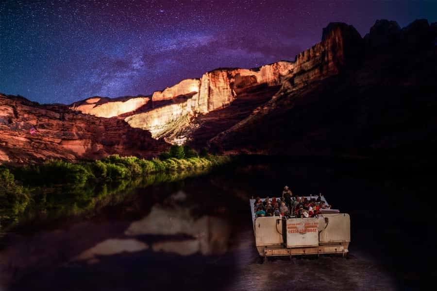 Moab: Colorado River Dinner Cruise with Music and Light Show - A river evening that changes after sunset
