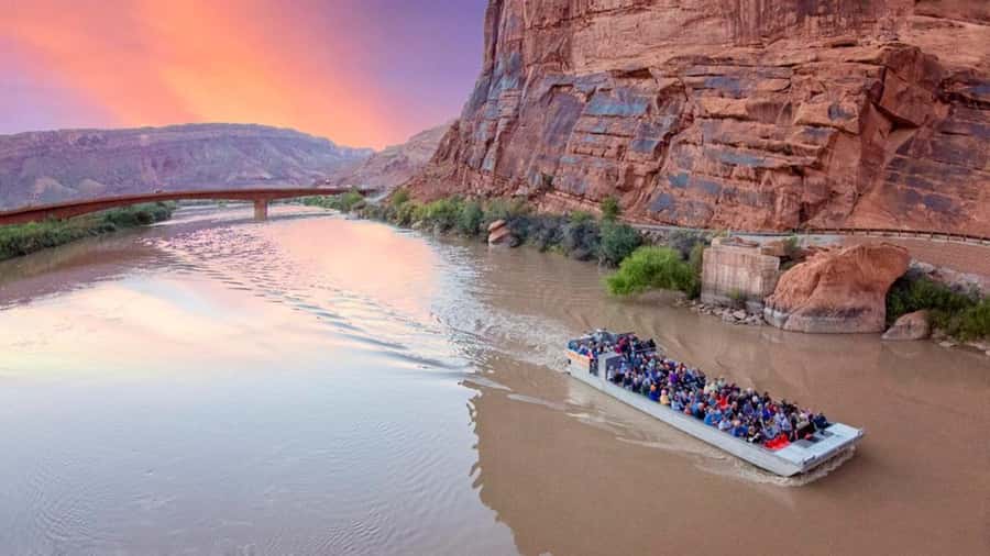 Moab: Colorado River Dinner Cruise with Music and Light Show - Boarding and finding your place on the boat
